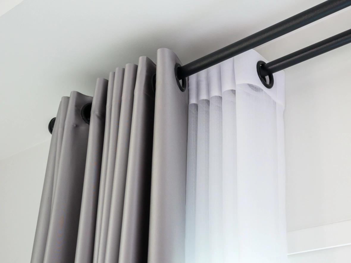 Detalle de riel para cortinas y componentes