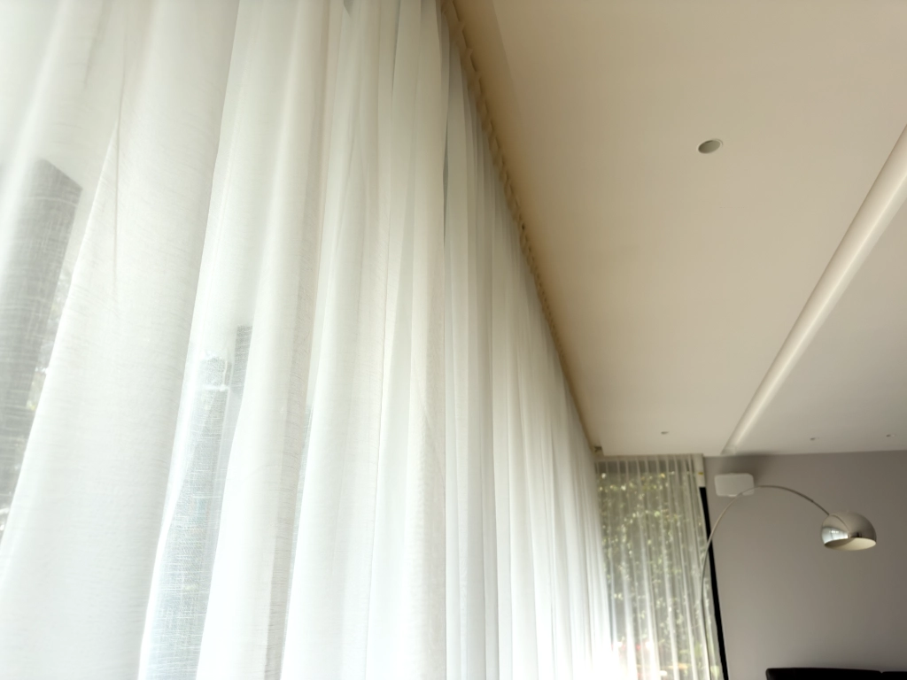 Detalle de confección y textura de tela para cortinas