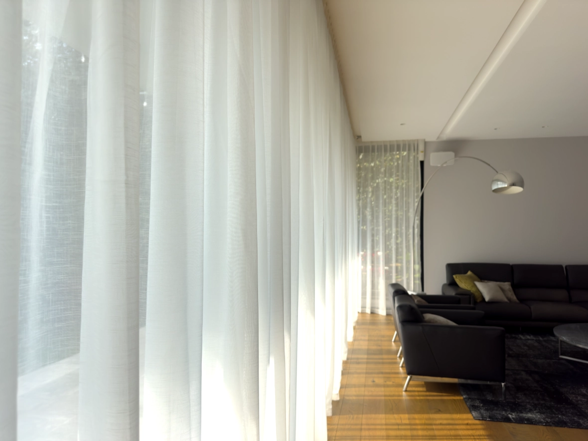 Cortinas blancas que dejan pasar luz natural