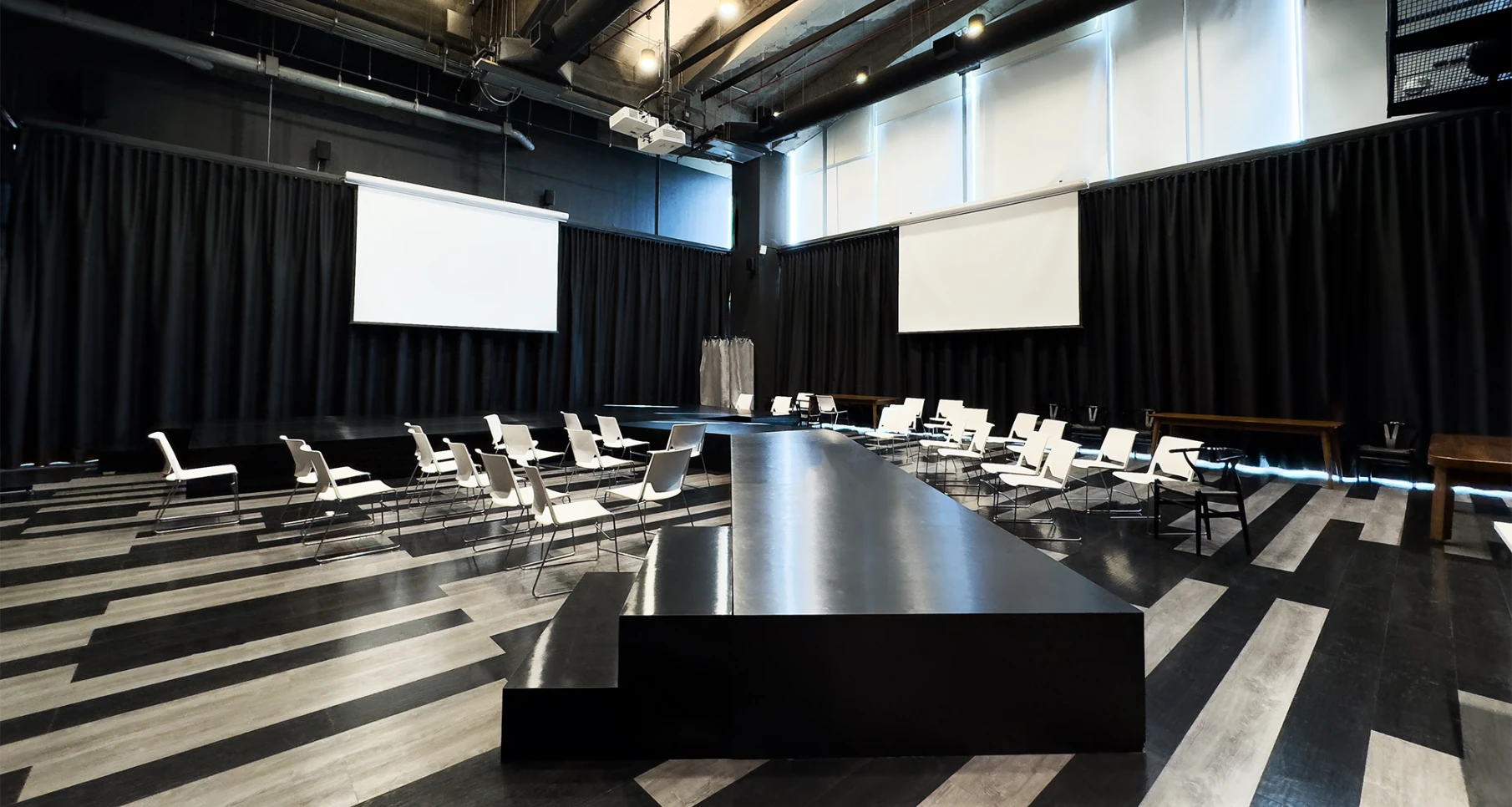 Cortinas hechas a la medida en México para proyectos especiales como auditorios, hoteles y teatros