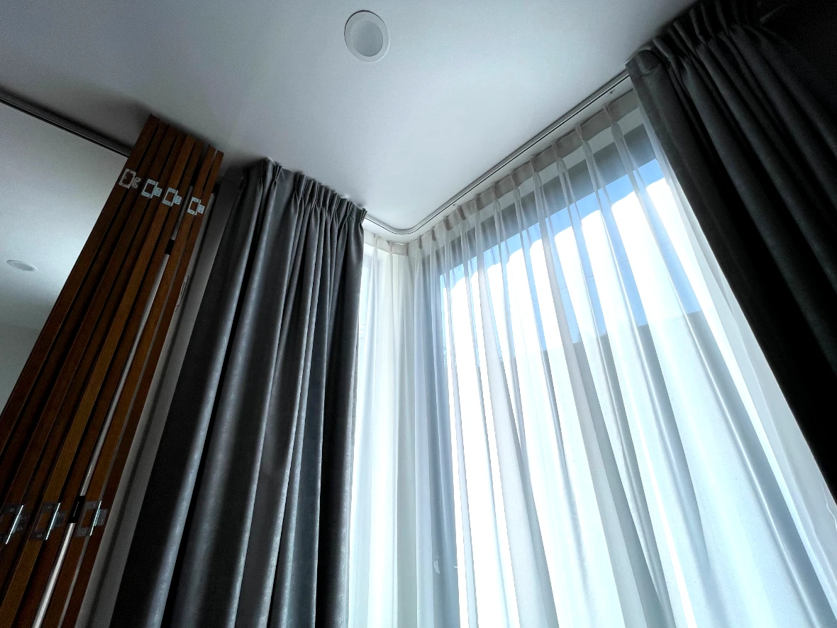 Asesoría e instalación profesional de cortineros y rieles para cortinas rectas y curvas