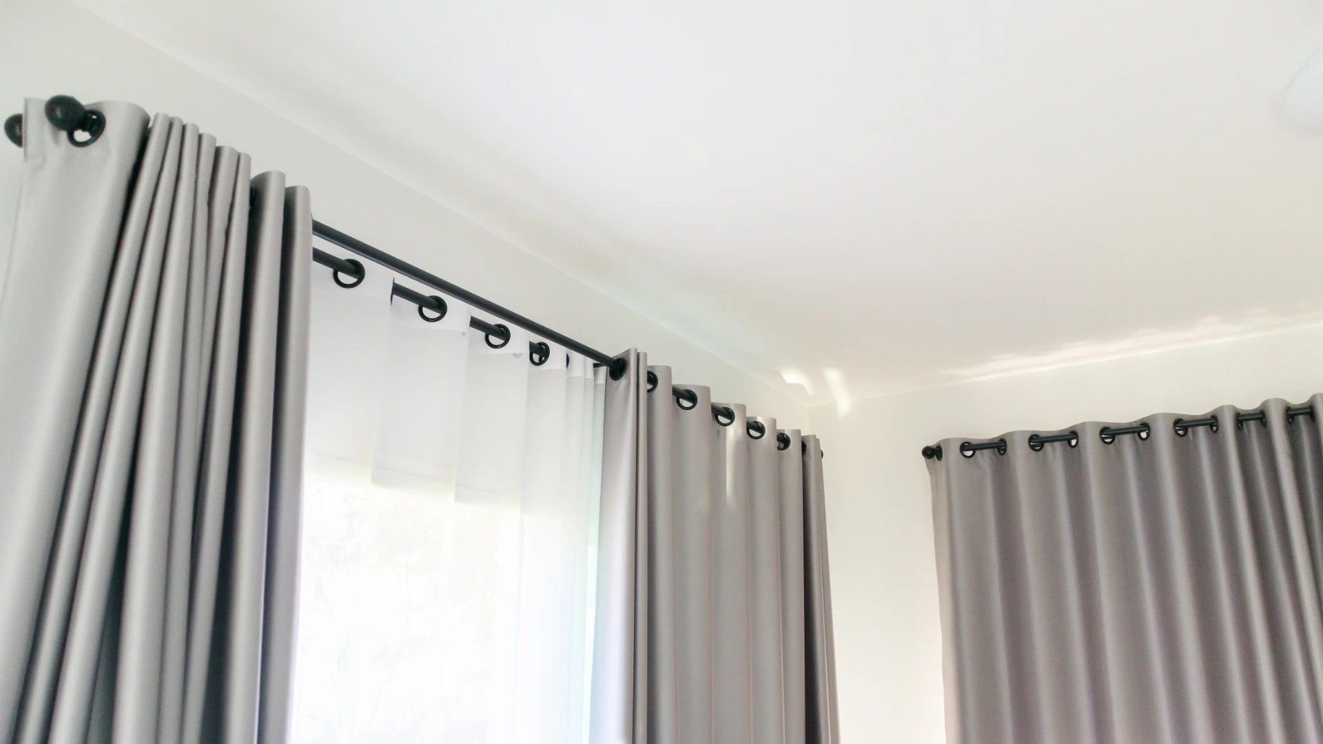 Cortineros y rieles para cortinas hechos a la medida en México instalados en un espacio residencial