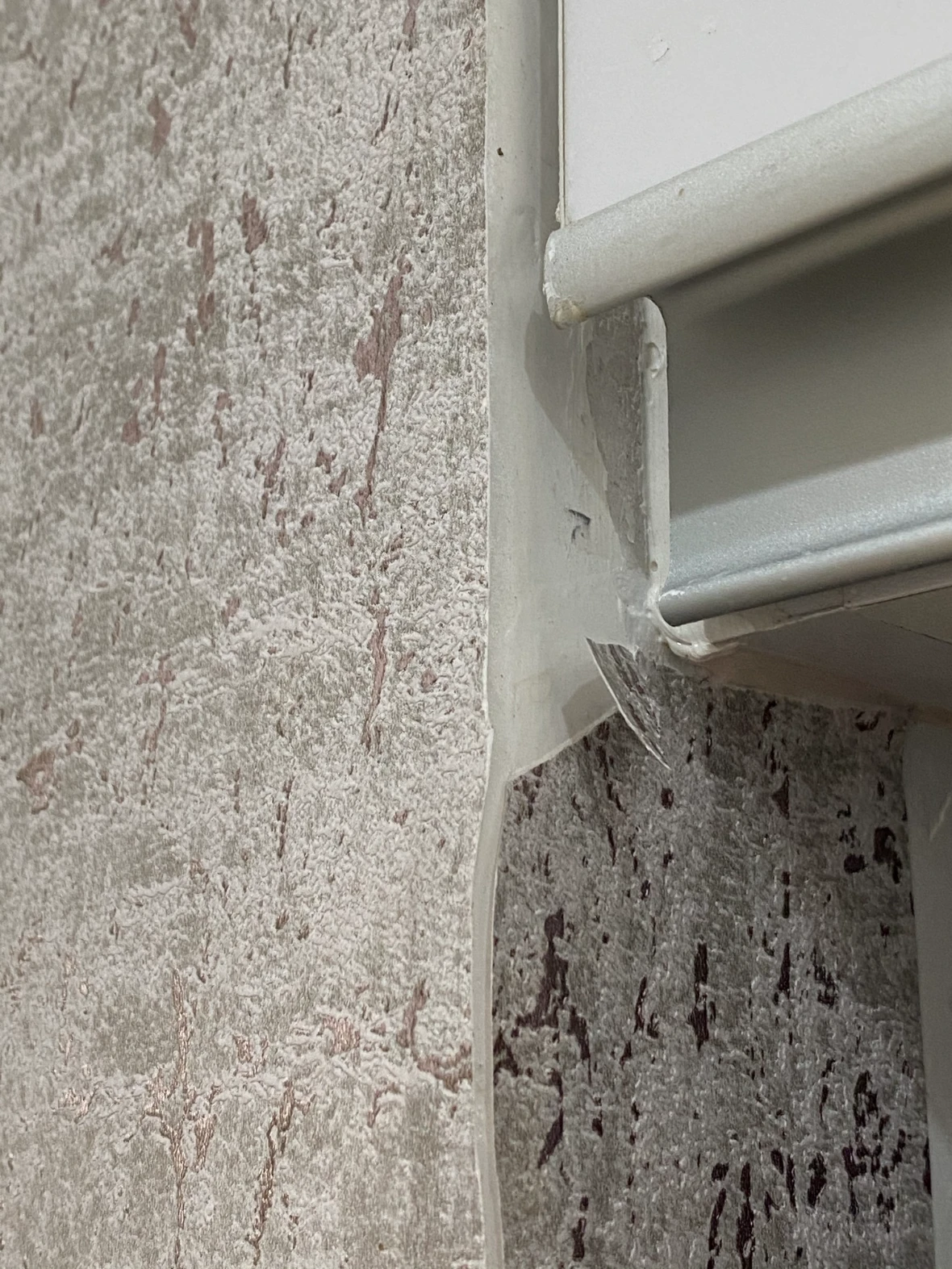 Problemas comunes al instalar papel tapiz: pared rugosa, cálculo por repetición y material incorrecto