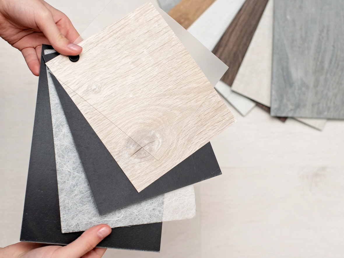 Detalle de recubrimientos: piso vinílico, laminado, madera, alfombra y pasto