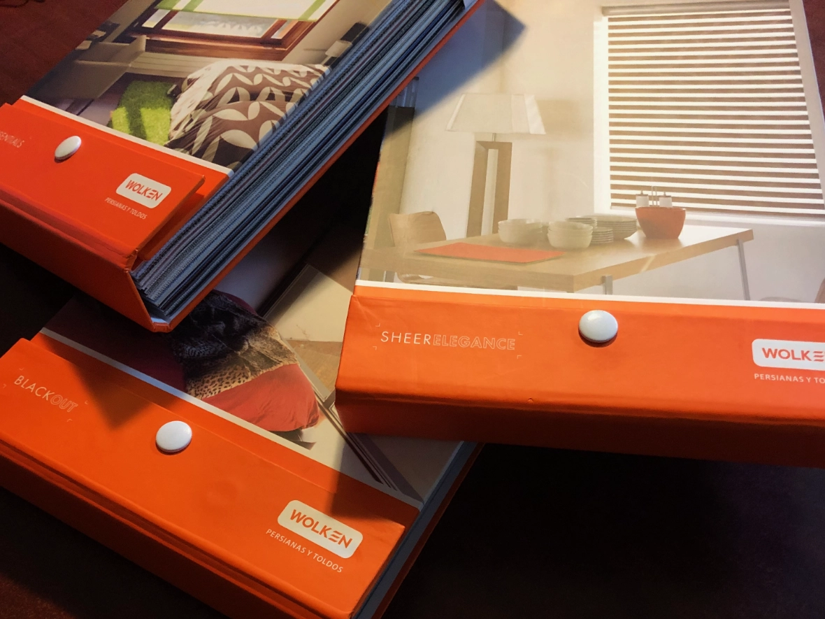 Muestras físicas de tejidos para persianas: filtro solar y blackout