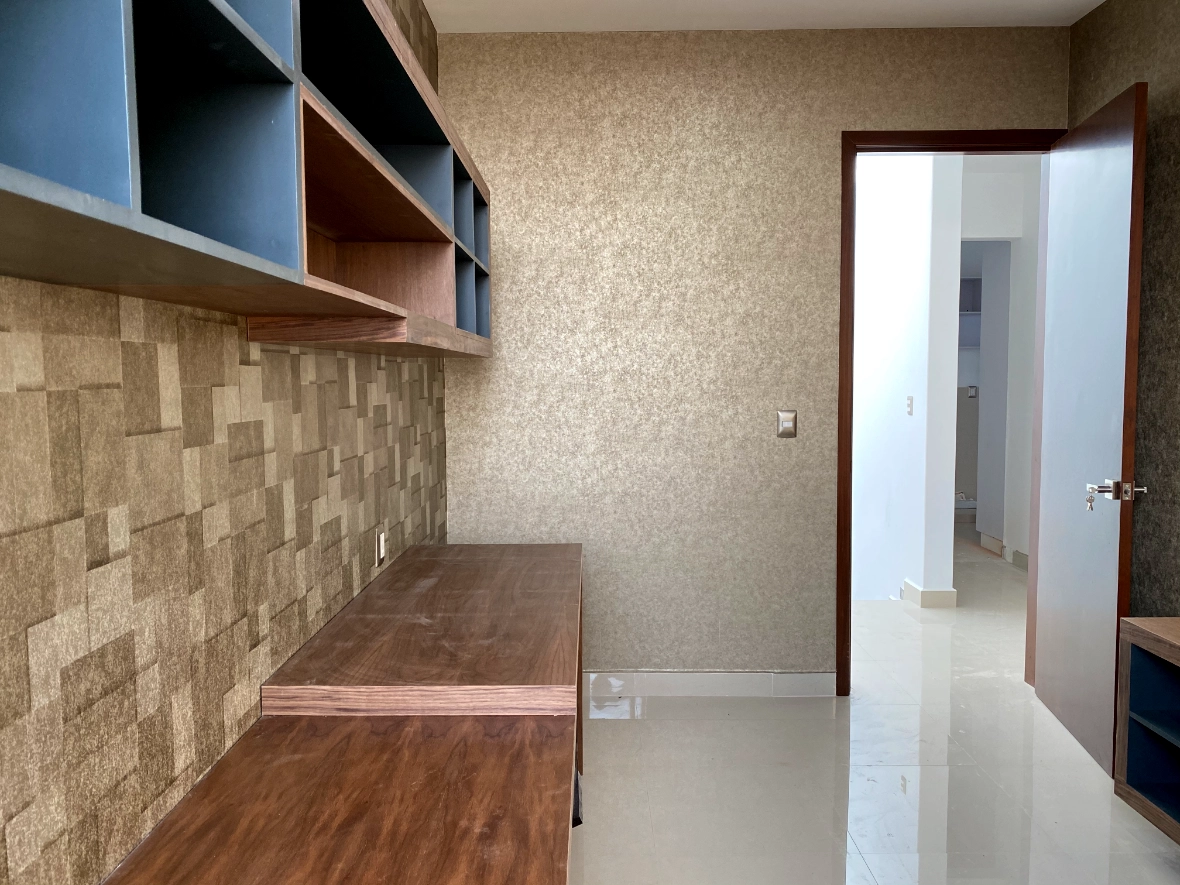 Preparación de superficie e instalación profesional de papel tapiz