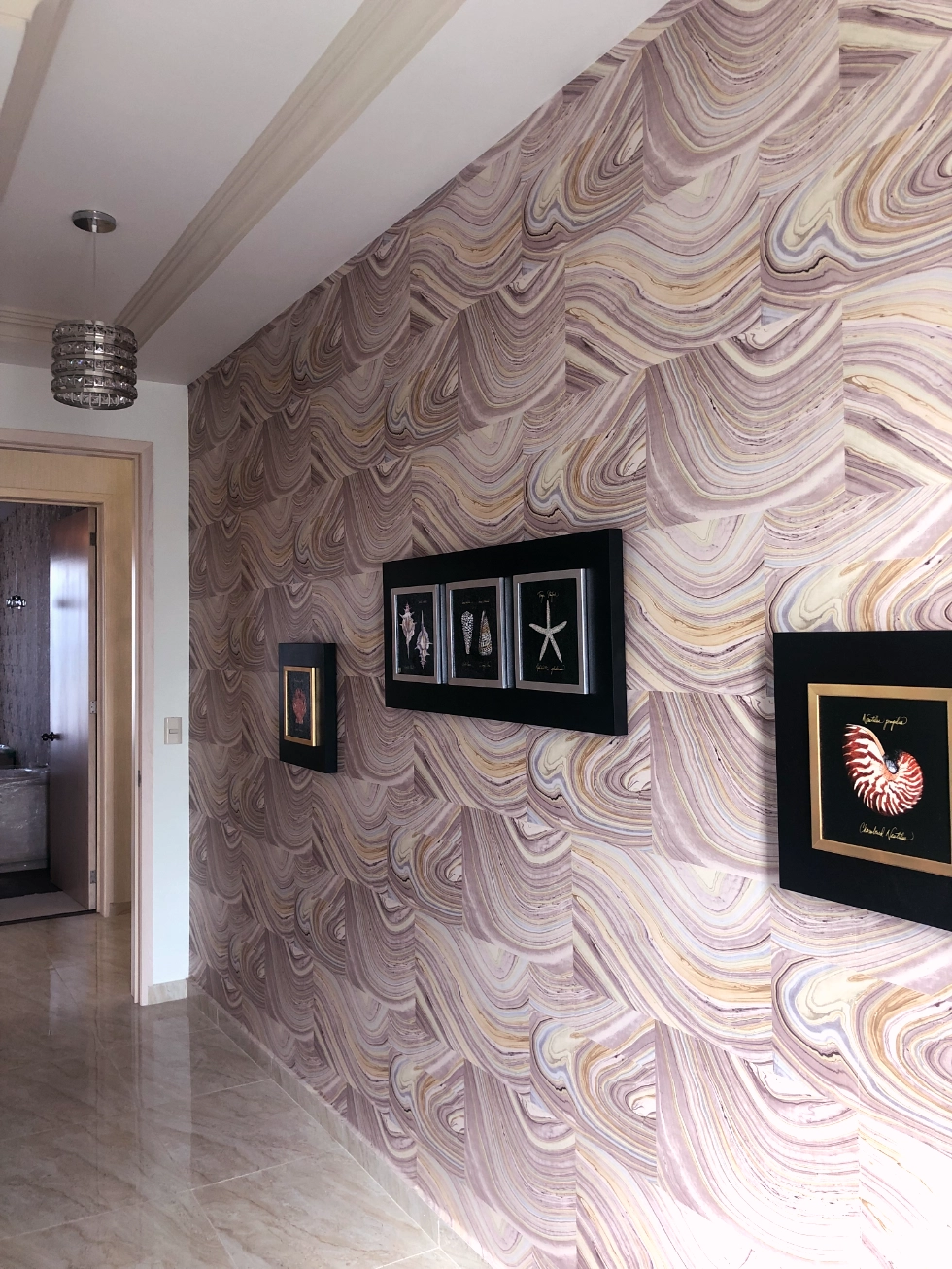 Asesoría e instalación profesional de papel tapiz con muestras físicas