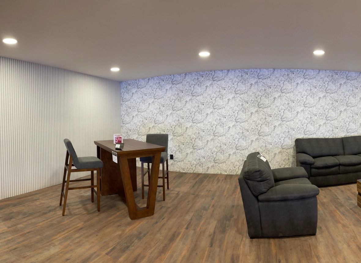 Papel tapiz instalado en showroom de muebleria, ideal para sala o comedor