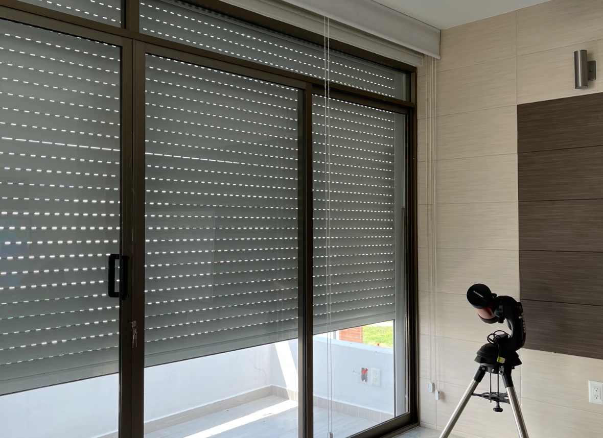 Persianas europeas para exterior instalada en exteriores