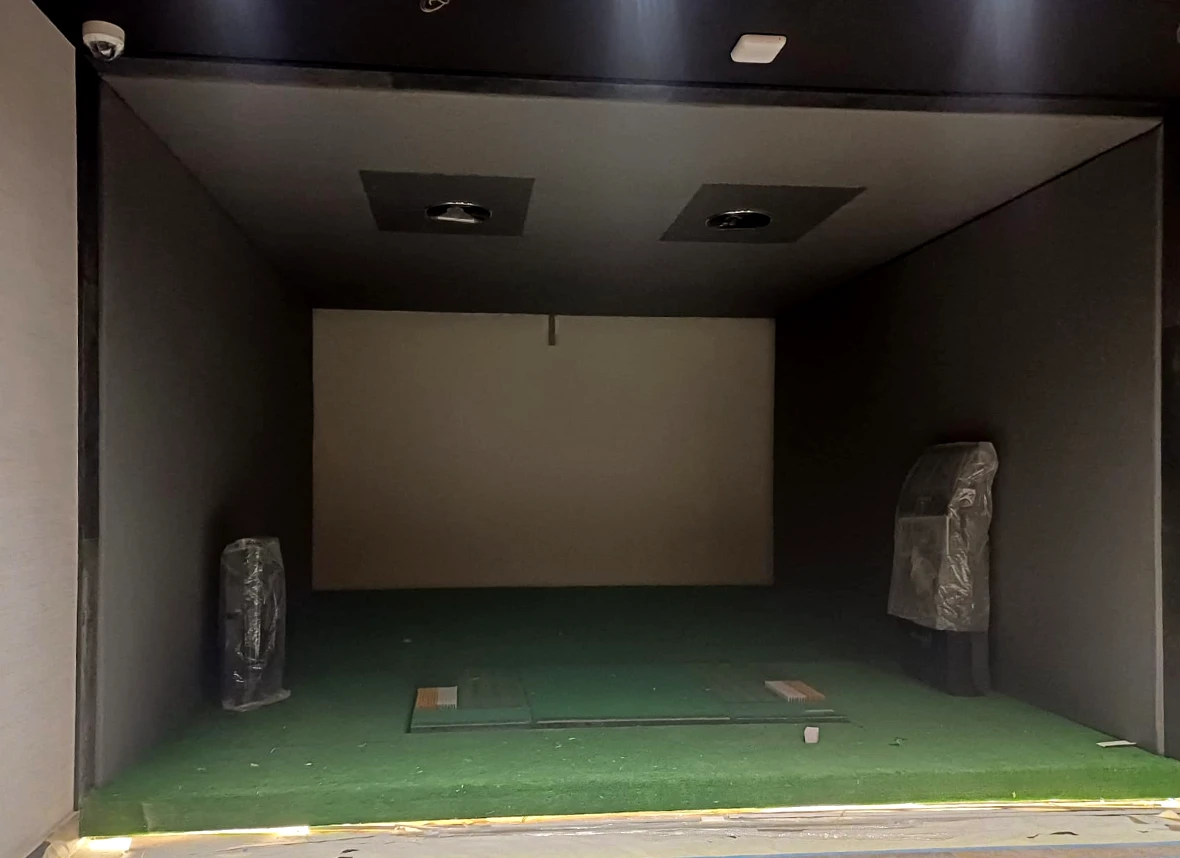 Recubrimientos aistalntes acusticos de muros con textil y espumas aislantes para simulador de golf y cines en casa