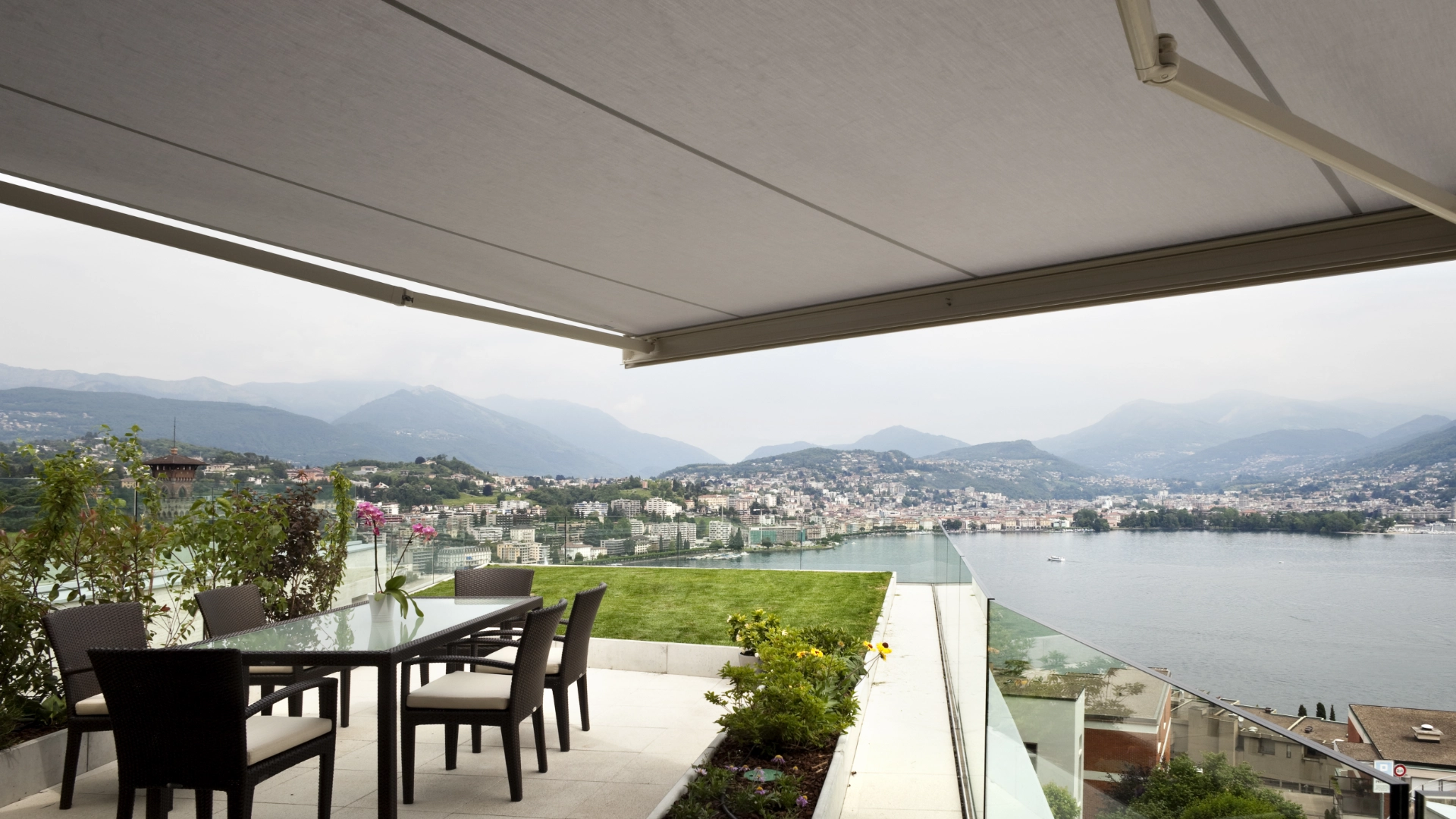Toldos retráctiles, plegables y pérgolas en México instalados en una terraza exterior